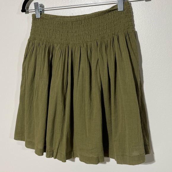 New York & Company Women’s Olive Green Skirt with Underlining. - Picture 5 of 9